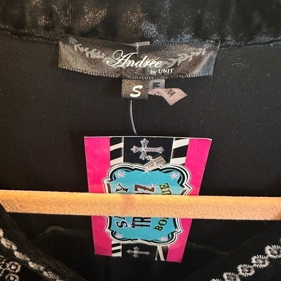 Andree by Unit Monochromatic Black Floral Embroidered Black Velvet Tunic New - Picture 3 of 3